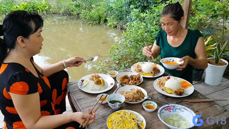 Mơ thấy ăn cơm với người lạ là lời cảnh báo trong vấn đề làm ăn